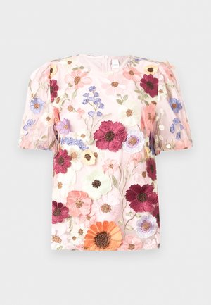 Różowa bluzka z krótkim rękawem z dużymi, kolorowymi haftowanymi kwiatami w odcieniach czerwieni, pomarańczy, fioletu i bieli na przezroczystej tkaninie.