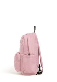 Sac à dos rose avec deux poches latérales, des bretelles rembourrées et une forme structurée. Fabriqué en tissu durable avec une texture lisse.