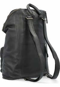 Svart läderryggsäck med en slät yta, böjd form, dragkedjestängning och justerbara axelremmar; har en sidoficka och metallhardware.