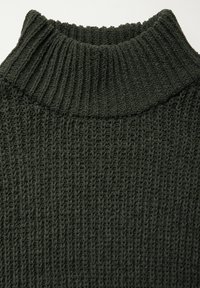 Pullover lavorato a maglia di un verde scuro con colletto alto a coste e motivo testurizzato, che mette in risalto una struttura in filato morbido e spesso.