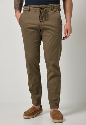 JP1880 JP1880 FLEXNAMIC® BUSINESS MODERN STRAIGHT CUT ELASTIC WAIST CHINOS UP TO SIZE 72 - Bukser - light brown