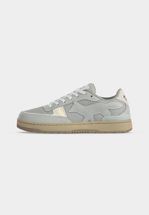 Lysegrå lavtop sneaker med hvide snørebånd, beige sål, rævesilhuet på siden og "MAISON KITSUNÉ" branding på hælens mellemsål.