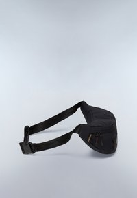 Riñonera negra de nailon con una forma curva, que cuenta con dos bolsillos con cremallera y una correa de webbing ajustable. Exterior texturizado con acentos sutiles.