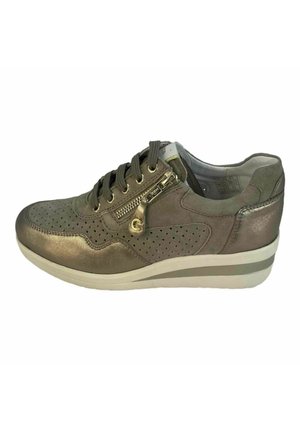 Sneaker in pelle bronzo con design perforato, chiusura con lacci, zip laterale e suola bianca imbottita. Texture liscia con dettagli lucidi.