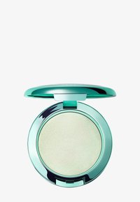 Ronde mintgroene compact met off-white poeder met een gladde textuur; het deksel heeft een reflecterend oppervlak en een stevige scharniert.
