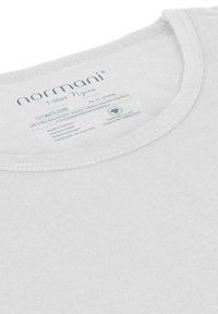 Weißer T-Shirt-Kragen mit aufgedrucktem Etikett, das die Marke Normani, 95 % Bio-Baumwolle, 5 % Elasthan, hergestellt in Pakistan und Zertifizierungsdetails zeigt.