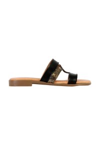 Zwarte leren slider met een gevlochten accentband. Laagprofiel houten zool met een lichte textuur, minimalistisch ontwerp.