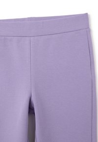 Pantalones de chándal morados con una textura suave, una cintura elástica y un diseño ajustado, con costuras limpias a lo largo de las piernas.