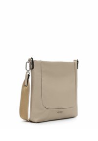 Beige Leder-Umhängetasche mit Klappverschluss, verstellbarem Stoffriemen und silberner Metallklammer, aufrecht stehend vor weißem Hintergrund.