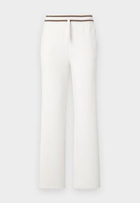 Άσπρο φαρδύ παντελόνι φόρμας με καφέ ριγέ ελαστική μέση και μπροστινό κορδόνι σε απλό φόντο.