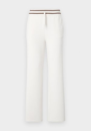 Hvite sweatpants med rette ben, brunt stripete elastisk midjebånd og snøring foran mot en ensfarget bakgrunn.