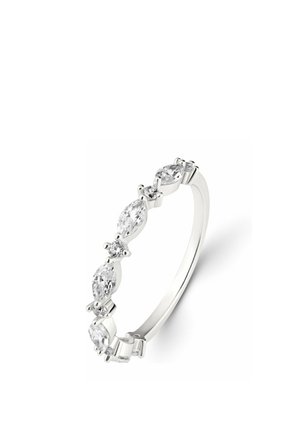 Bague en argent avec des pierres précieuses claires alternant marquise et rondes dans un design de bande continue sur fond blanc.