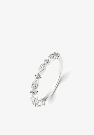 Bague en argent avec des pierres précieuses claires alternant marquise et rondes dans un design de bande continue sur fond blanc.