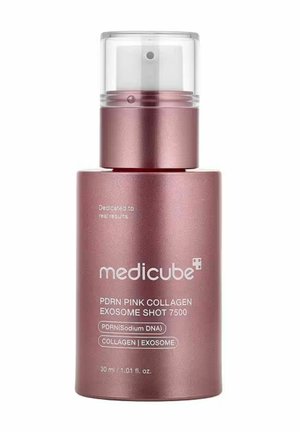 Flacon Rose gold Medicube Pink Collagen Exosome Shot avec un pulvérisateur transparent, étiqueté produit de soin de la peau de 30 ml.