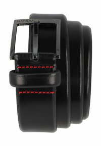 Cinturón de cuero negro con un acabado brillante, con costuras rojas y una hebilla rectangular negra brillante. Diseñado con una textura suave y ajuste ajustable.