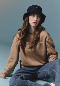 Tommy Hilfiger LOGO CREW NECK - Sweatshirt - safari