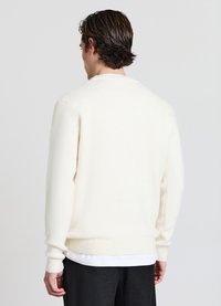 Weißer Strickpullover mit strukturierter Oberfläche, Rundhalsausschnitt und gerippten Bündchen. Die Rückansicht zeigt eine lockere Passform und weichen Stoff.