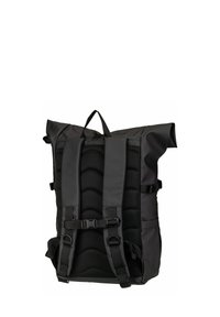 Mochila negra tipo roll-top fabricada con material sintético duradero. Presenta respaldo acolchado, paneles de malla, correas ajustables y cierres de hebilla.