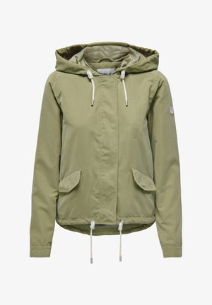 Olivų žalios spalvos gobtuvinė striukė su priekinėmis kišenėmis, raišteliu apačioje ir sidabriniais akcentais. Medžiaga atrodo lygi ir lengva.