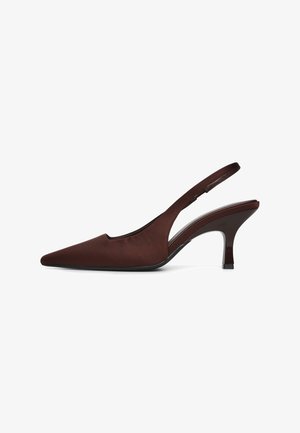 Escarpin slingback en satin marron avec bout pointu, talon bas et design latéral découpé. Texture lisse avec un accent brillant sur le talon.