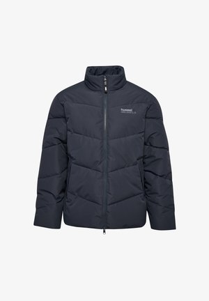 Marineblå polstret jakke med høj krave, frontlynlås og horisontalt quiltet mønster. Har et lille logo på venstre bryst.