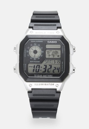 Cyfrowy zegarek Casio z czarnym paskiem z żywicy i srebrnymi akcentami. Zawiera prostokątną tarczę, wiele alarmów i wodoodporność do 100 m.
