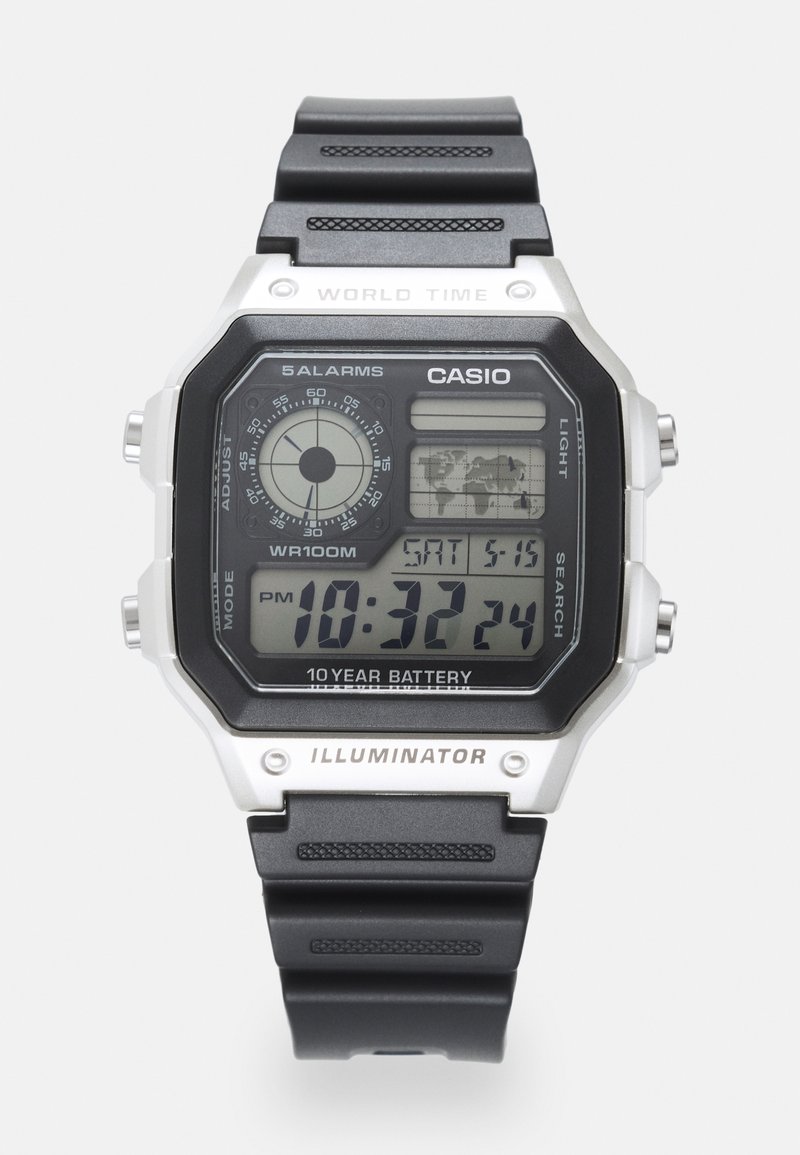 Montre numérique Casio avec un bracelet en résine noir et des accents argentés. Les caractéristiques incluent un cadran rectangulaire, plusieurs alarmes, et une résistance à l'eau jusqu'à 100 mètres.