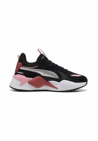 Zapatilla deportiva en negro con acentos en rosa y blanco. Cuenta con una parte superior texturizada, un panel metálico plateado y una suela acolchada con detalles en patrón.