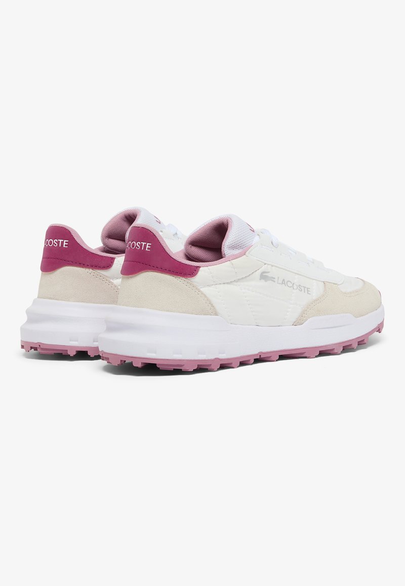 Sneakers in rete bianca e camoscio beige con dettagli rosa, dotate di suola bianca testurizzata e logo Lacoste sul tallone e sul lato.