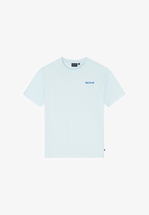 Lichtblauw T-shirt met korte mouwen, ronde hals en een klein blauw "BALLIN" logo op de linkerborst.