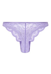 Lavender kant vrouwenstring ondergoed met bloemenpatronen en golvende randen tegen een witte achtergrond.