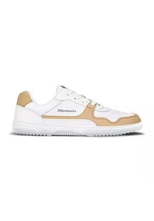Zapatilla baja blanca y beige con cordones en la parte delantera, suela de goma y logo "Barebarics" en el lateral.