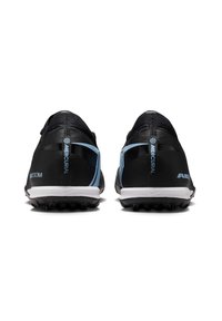 Botas de fútbol negras con acentos azules, un diseño elegante y moderno, textura de malla y una suela de goma con elementos de tracción.