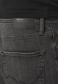 Jack & Jones JJIRICK JJORIGINAL - Shorts di jeans - black denim
