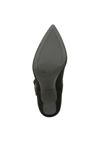 Zwarte suède schoen met een puntige neus, gestructureerde zool en een lichte hak. Beschikt over een enkelband met een metalen gesp detail.