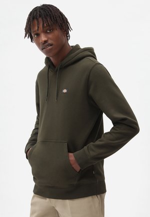 Hoodie vert olive avec une poche kangourou à l'avant et un capuchon à cordon. Présente un petit logo brodé sur la poitrine. Tissu doux et coupe décontractée.