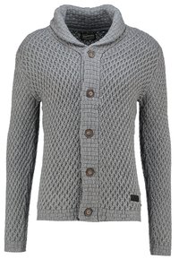 Šedý pletený kardigan s texturovaným vzorem, pěti hnědými knofl�íky vpředu a složeným šálovým límcem.