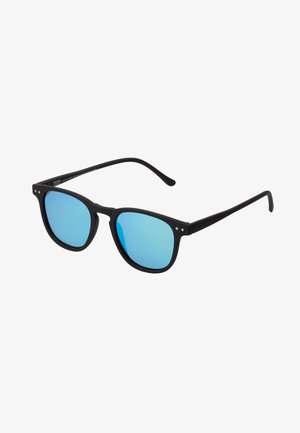 Gafas de sol de plástico negro con lentes reflectantes azules. La montura presenta un diseño clásico con pequeños acentos plateados en la parte frontal.