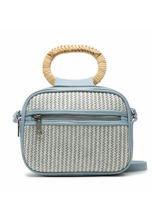 Bolso rectangular pequeño con ribete azul claro, panel frontal gris tejido, bolsillo con cremallera plateada y asa redonda de ratán tejido.