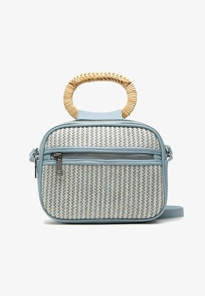 Bolso rectangular pequeño con ribete azul claro, panel frontal gris tejido, bolsillo con cremallera plateada y asa redonda de ratán tejido.