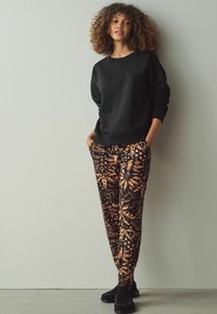 Next REGULAR FIT - Bukser - black leaf print