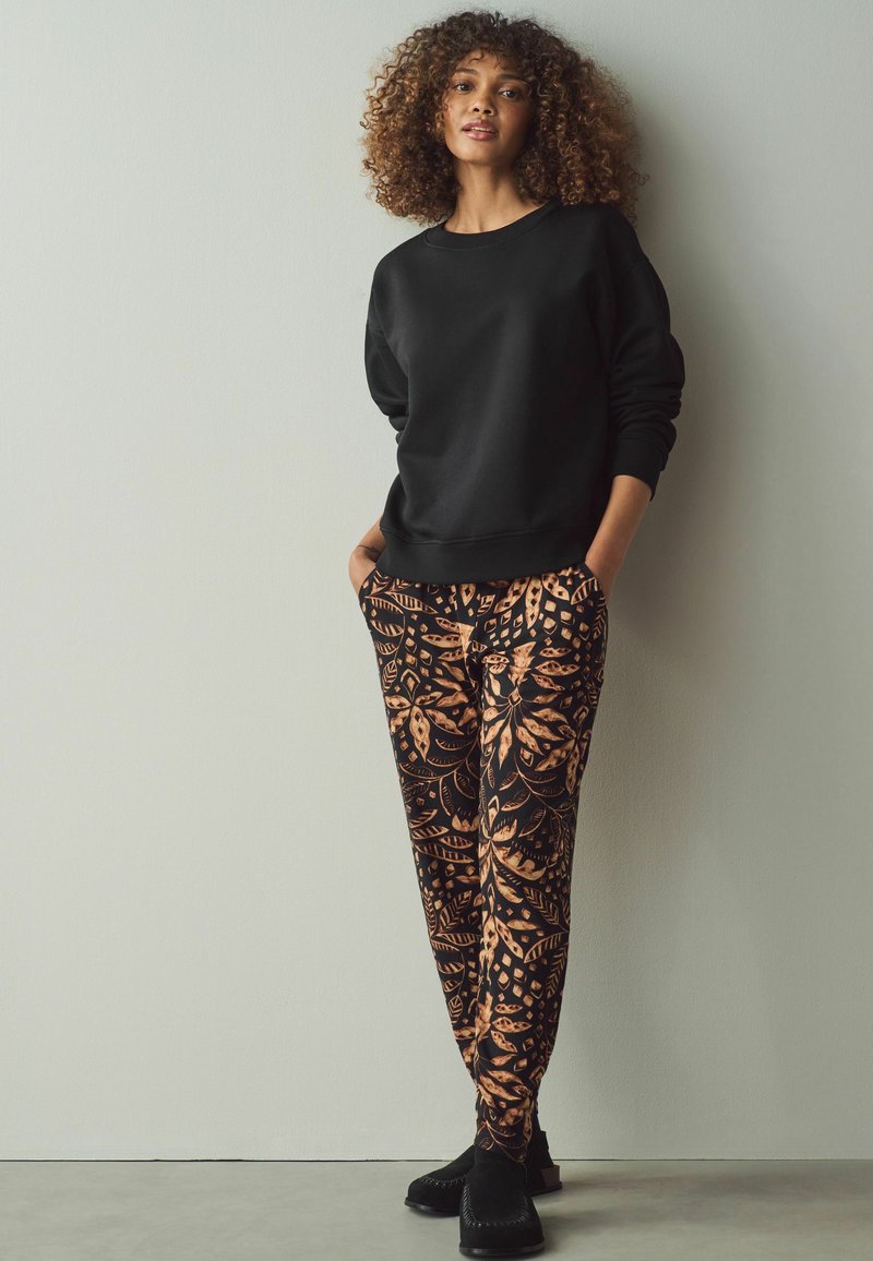 Next REGULAR FIT - Bukser - black leaf print