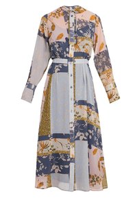 Robe à manches longues, boutonnée, présentant un design en patchwork avec des motifs floraux et à pois dans des teintes de bleu, rose et or. Ceinture à la taille incluse.