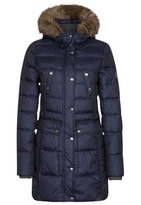 Giacca a vento blu navy con cappuccio foderato in pelliccia, chiusura con bottoni, due tasche frontali e vita con cintura. Texture trapuntata in tutto il giubbino.
