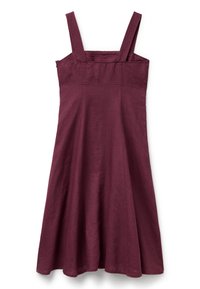 Vestido burdeos sin mangas con tirantes anchos, cuerpo ajustado y falda acampanada, hecho de una tela ligera con una textura suave.