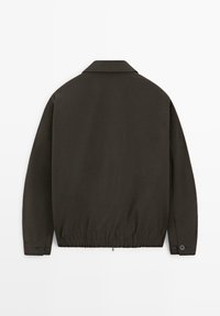 Donkerbruine lange mouwen jas met kraag, met knopen bij de manchetten en een elastische zoom, gezien van achteren tegen een witte achtergrond.