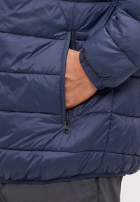 Jack & Jones JJVINCENT PUFFER HOOD - Allvädersjacka - tango red