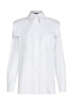 Chemise blanche boutonnée avec un col structuré et un grand rabat surdimensionné. Comprend deux poches poitrine et des manches longues avec poignets à boutons.