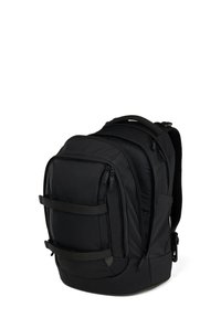 Sac à dos noir en tissu durable, doté de plusieurs compartiments zippés, d'une texture lisse, de bretelles ajustables et de poches latérales.