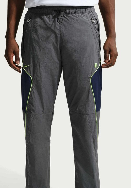 Nike SPORTSWEAR MEN'S WOVEN TROUSERS SPORTSWEAR - Tracksuit bottoms - iron grey midnight navy light lemon twist — foto 3